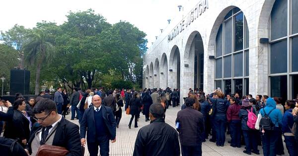 La Nación / Falsa alarma de bomba en el Palacio de Justicia