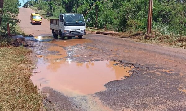 Calles y avenidas de CDE parecen bombardeadas, mientras intendente hace campaña política