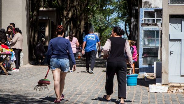 Limpian camposantos para honrar a difuntos en su día