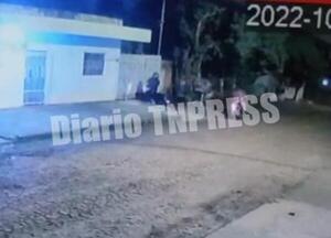Dos motochorros asaltan a una joven universitaria en el portón de su casa – Diario TNPRESS
