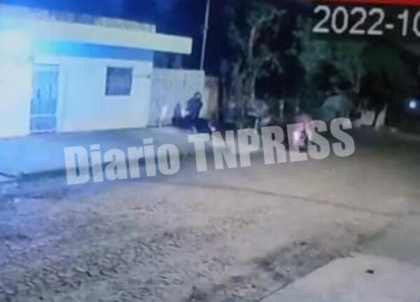 Dos motochorros asaltan a una joven universitaria en el portón de su casa – Diario TNPRESS