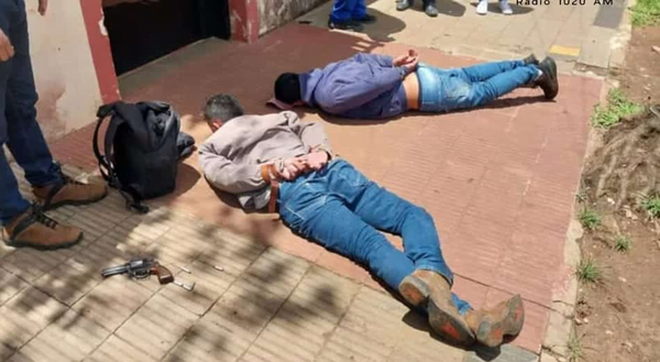 Detienen a dos asaltantes tras una persecución policial: Uno de ellos fue herido en la pierna - Noticiero Paraguay