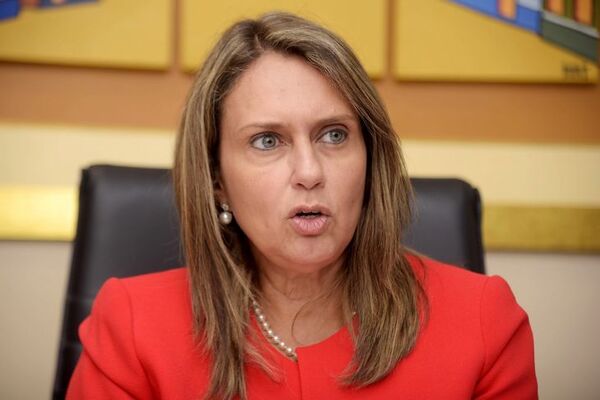 Diputada lamenta "tergiversación" de proyectos de ley en el Congreso