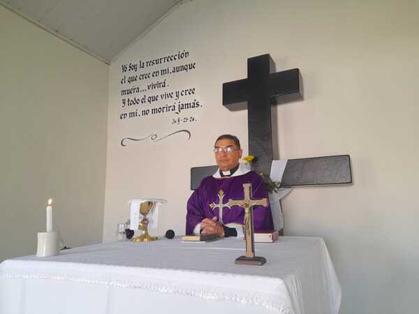 Conmemoran el Día de los Fieles Difuntos con una Santa Misa en el cementerio de Encarnación