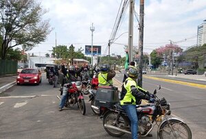 Motodeliverys cuestionan que regulación del casco será un golpe al bolsillo
