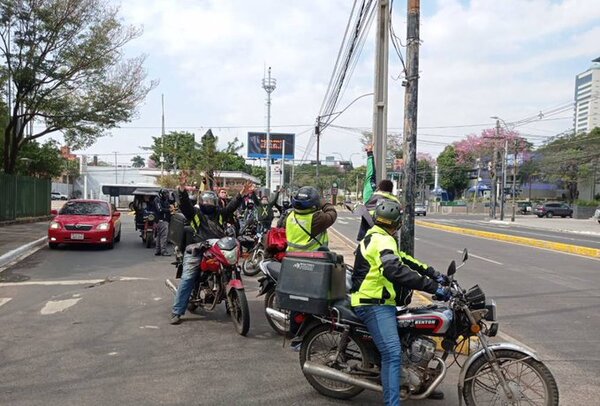 Motodeliverys cuestionan que regulación del casco será un golpe al bolsillo