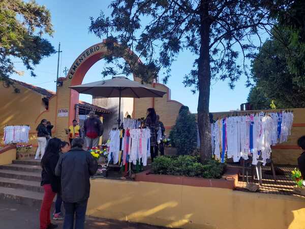 Poca concurrencia de visitantes en el cementerio urbano de Encarnación