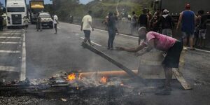 Más de 160 carreteras continúan bloqueadas por bolsonaristas que no aceptan el resultado de las elecciones en Brasil