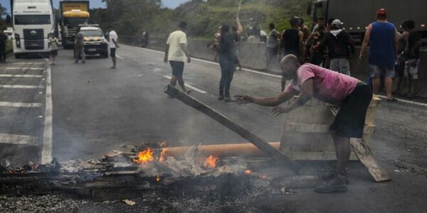 Más de 160 carreteras continúan bloqueadas por bolsonaristas que no aceptan el resultado de las elecciones en Brasil