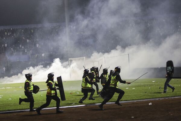 Diario HOY | Comisión culpa al uso de gas lacrimógeno de la estampida en estadio indonesio