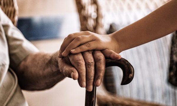 Mujer se divorció y sigue cuidando a su ex suegro de 98 años