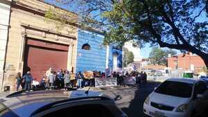 Diario HOY | Exempleados de Palumbo protestan, pero son “ninguneados” por ministra Bacigalupo