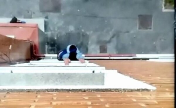 El "hombre araña": Trepó hasta planta alta y robó estuches con joyas