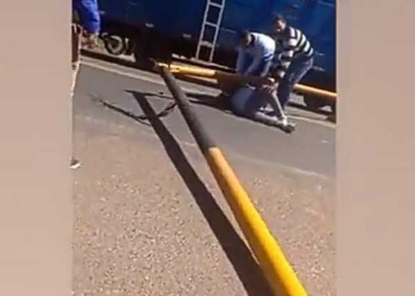 ¡Semáforo cayó sobre un motoca!
