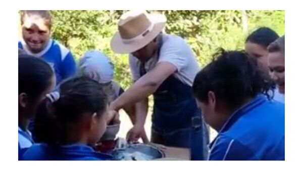 Guido Penayo enseñó a cocinar a alumnos y repartió comidas típicas en colegio