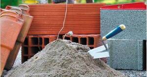 La Nación / Sumido en la incertidumbre, el motor económico de la construcción caerá este año