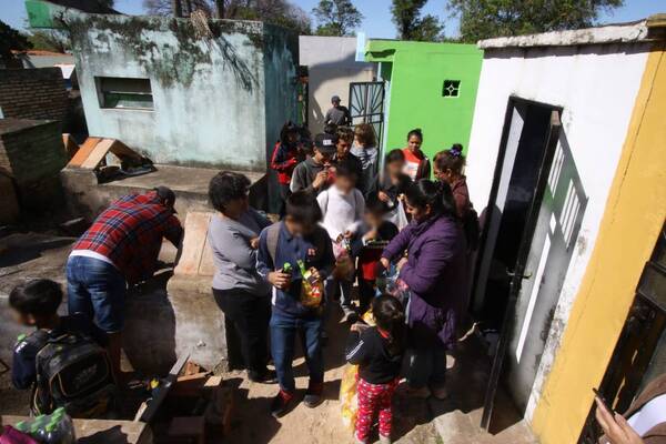 Crónica / Niños coparon los cementerios para llenarse de golosinas