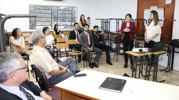 Universitarios presentan prácticas profesionales e investigación - La Clave