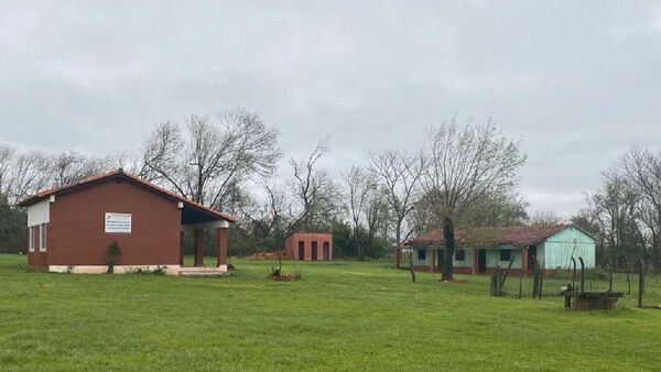 Alumnos dan clases en un depósito tras la tormenta