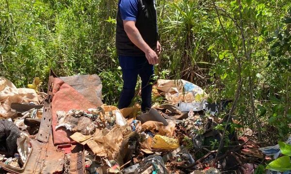 Constatan un minivertedero al costado de un bosque