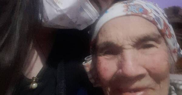La Nación / Niña de 12 años juntó plata de su recreo para pagar serenata a su bisabuela de 104 años