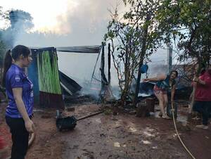Crónica / Fuego consume totalmente una casita de madera en Presidente Franco
