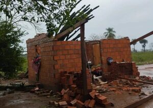 Afectada por temporal pide asistencia para reconstruir su vivienda y ayudar a sus hijos - Nacionales - ABC Color