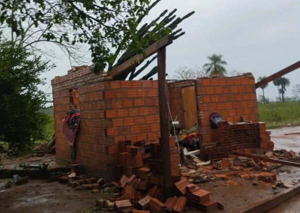 Afectada por temporal pide asistencia para reconstruir su vivienda y ayudar a sus hijos - Nacionales - ABC Color