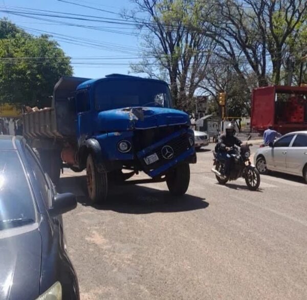 Piribebuy: camión de gran porte perdió los frenos y provocó un aparatoso accidente - Nacionales - ABC Color
