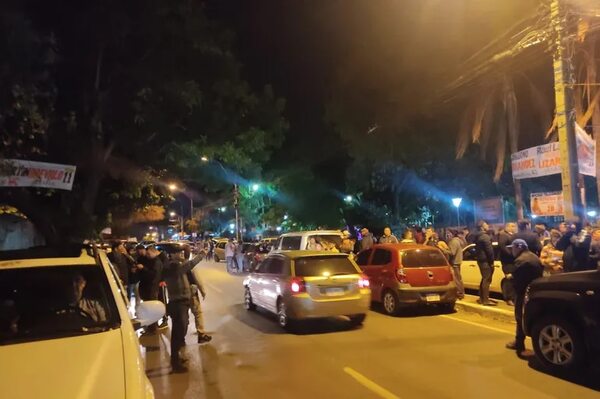 Stronistas hacen apología de la dictadura y recuerdan a su líder - Nacionales - ABC Color
