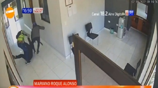 Violento asalto deja un herido en Mariano Roque Alonso - Paraguaype.com