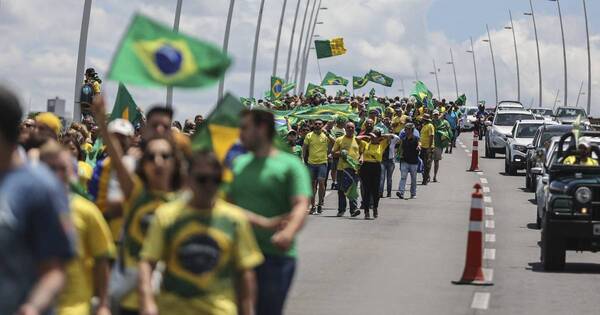 La Nación / Tensión en Brasil: Bolsonaro pide a seguidores levantar bloqueos de rutas, pero apoya protestas