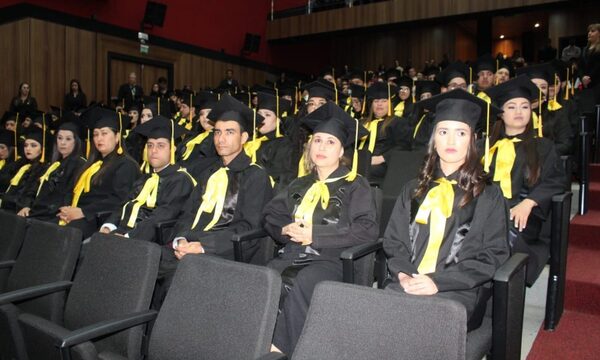 Egresan nuevos profesionales en diferentes áreas