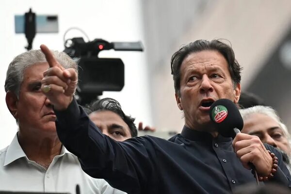 Atacaron a balazos al ex premier de Pakistán durante un mitin político: quedó herido - Mundo - ABC Color