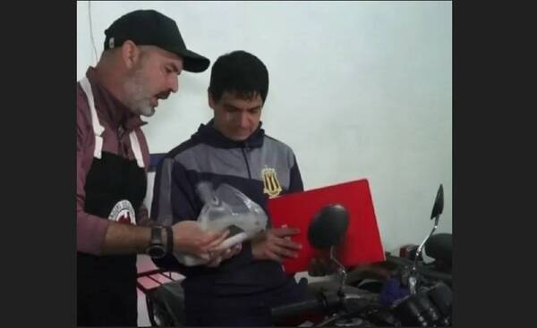 Crónica / ¡Solidaridad y emoción! Regalaron una moto a delivery, víctima de robo 2 veces