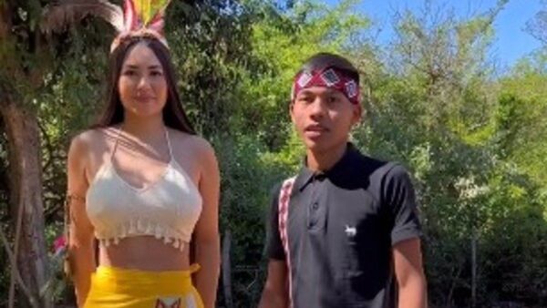 Laurys Dyva modeló con prenda diseñada por joven Mbya y causa furor