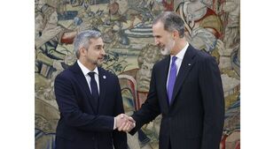 Felipe VI recibe Mario Abdo Benítez en su primera visita a España - Revista PLUS