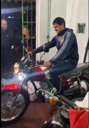 Ciudadanos regalan una moto a trabajador de delivery víctima de dos robos   - Nacionales - ABC Color
