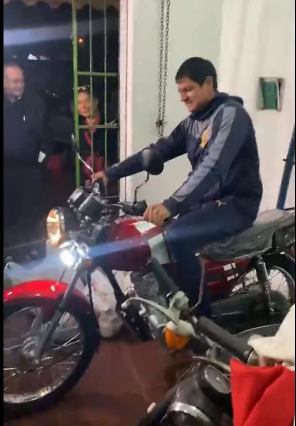 Ciudadanos regalan una moto a trabajador de delivery víctima de dos robos - Nacionales - ABC Color