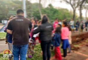 Asisten a familias indígenas apostadas frente a la Gobernación - Noticde.com