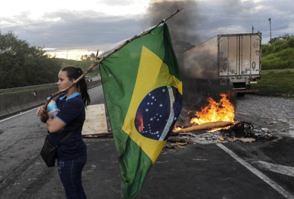 Diario HOY | Bloqueos de rutas en Brasil pierden fuerza tras pedido de Jair Bolsonaro