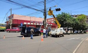 Tras reclamos reparan semáforos en Franco