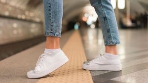 ¿Cómo limpiar zapatos blancos si son de cuero o gamuza?
