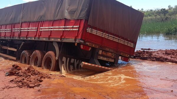 60 camiones varados por desborde de arroyo en San Pedro