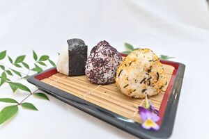 Receta de Onigiri: el triángulo de arroz para la vianda