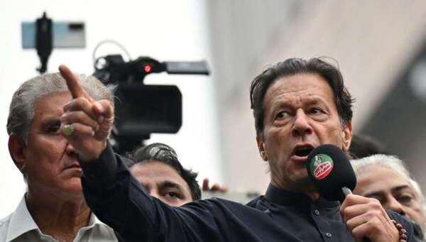 Pakistán: hieren a disparos al ex primer ministro Imran Khan en una marcha de protesta