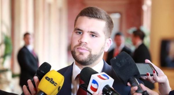 Jefe de gabinete, Hernán Huttermann, se contradice en el caso de los inmigrantes que serían deportados por el Reino Unido a nuestro país - Informatepy.com