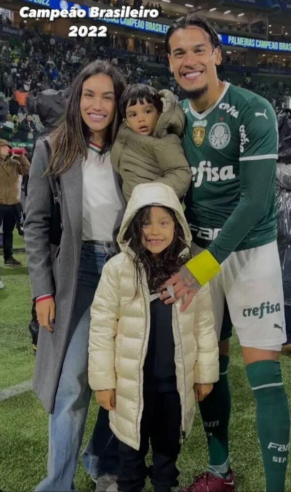 Gustavo Gómez conquistó un nuevo título acompañado de su familia - Gente - ABC Color