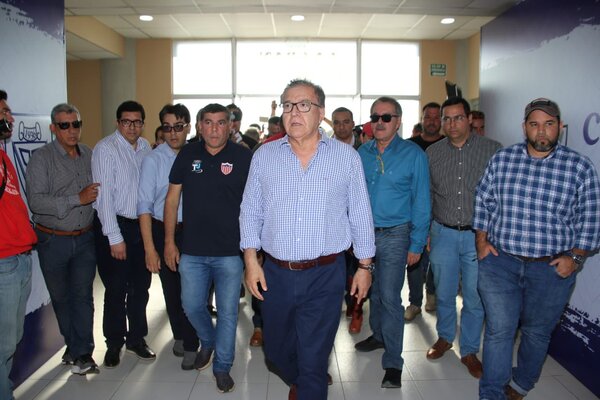 Duarte Frutos recorrió el estadio Villa Alegre de Encarnación