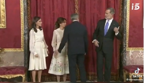 Pifiada de Abdo y esposa en foto oficial con reyes de España